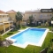 Urbanizaci�n con piscina y zonas verdes.